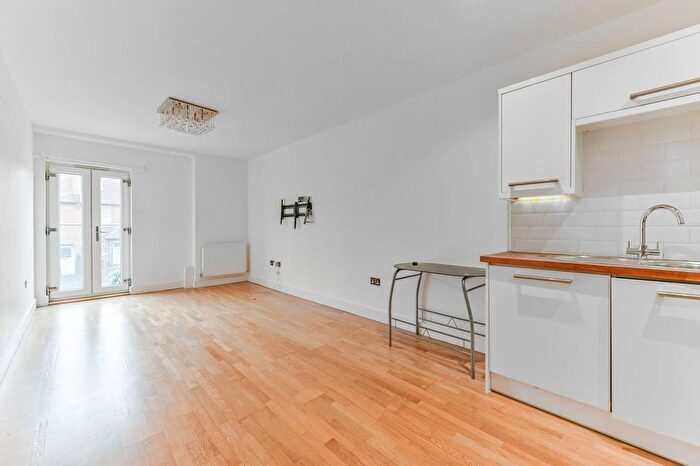 2 Bedroom Flat To Rent In Woodside Green, South Norwood, London, SE25