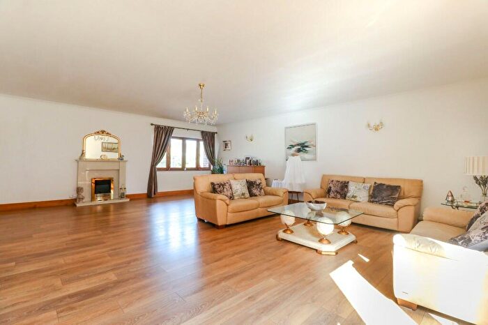 5 Bedroom Detached House For Sale In High Road, Broxbourne, Hertfordshire, EN10