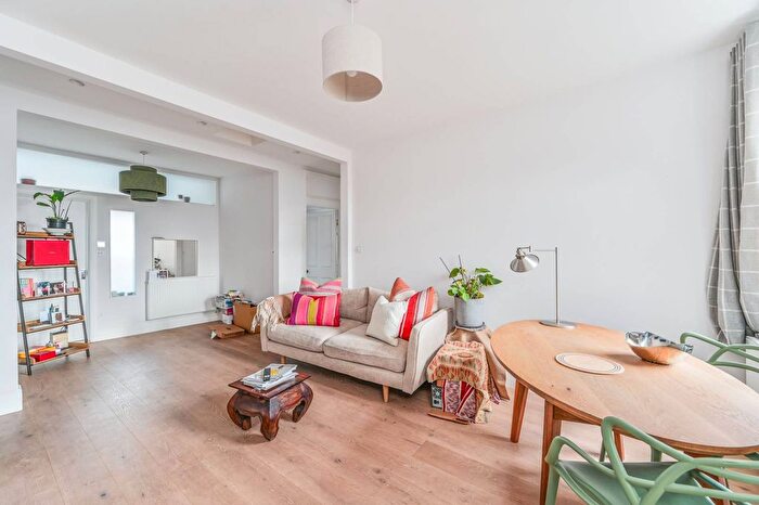 2 Bedroom Flat To Rent In Queenstown Road, Clapham Junction, London, SW8