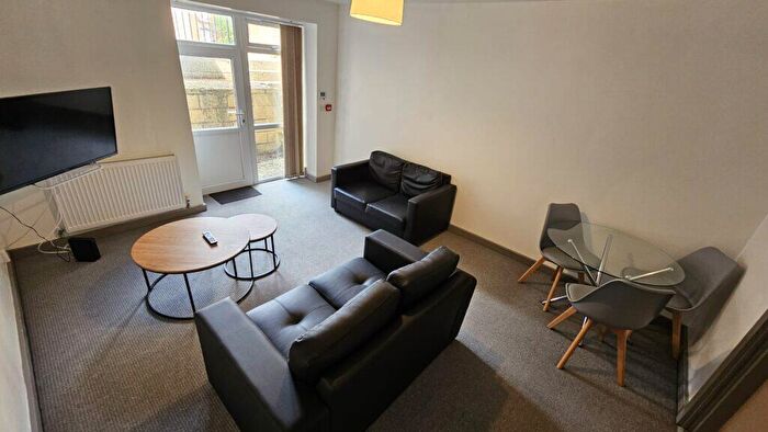 3 Bedroom Flat To Rent In Royal Park Road, Hyde Park, LS6