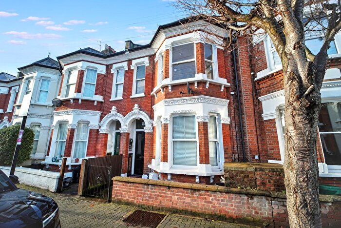 3 Bedroom Flat For Sale In Knoll Road, London, SW18