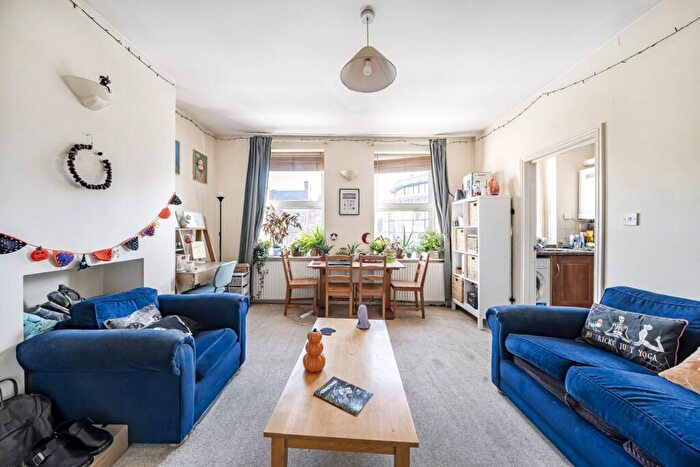 2 Bedroom Flat For Sale In Cricklewood Broadway, Willesden Green, London, NW2