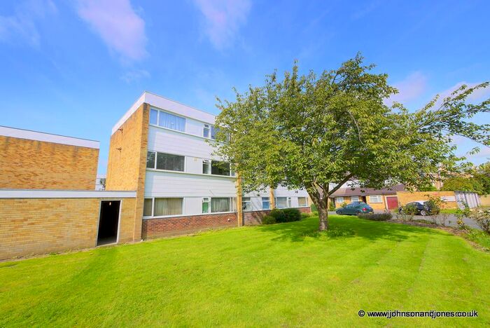 2 Bedroom Flat To Rent In Hazelbank Court, Chertsey, KT16