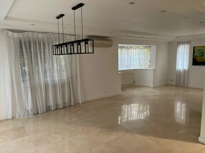 5 Bedroom Semi-Detached House To Rent In Brim Hill, London, N2