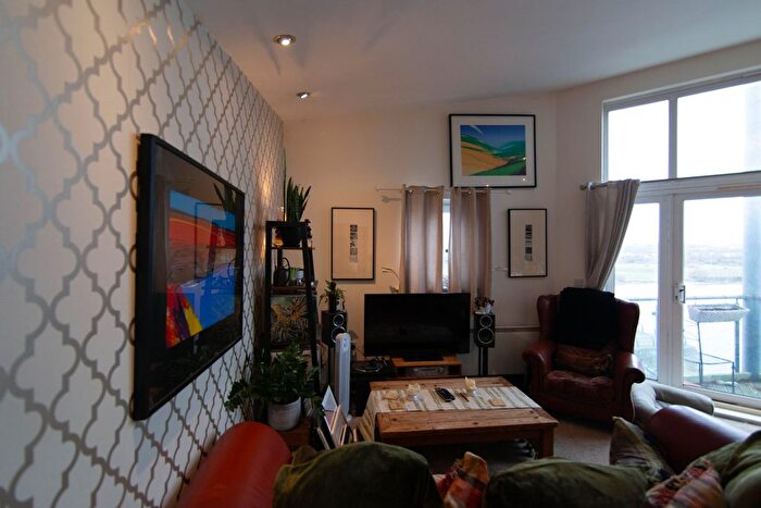 3 Bedroom Flat For Sale In Flat, Cwrt Naomi, Pentre Doc Y Gogledd, Llanelli, SA15