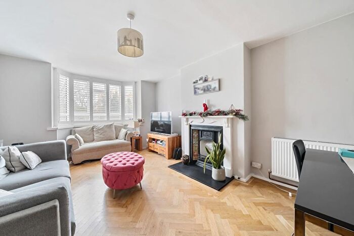 2 Bedroom Flat To Rent In Bushey Court, London, SW20