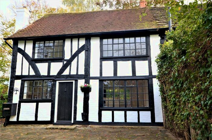 3 Bedroom Semi-Detached House To Rent In Limes Avenue, Horley, Surrey, RH6