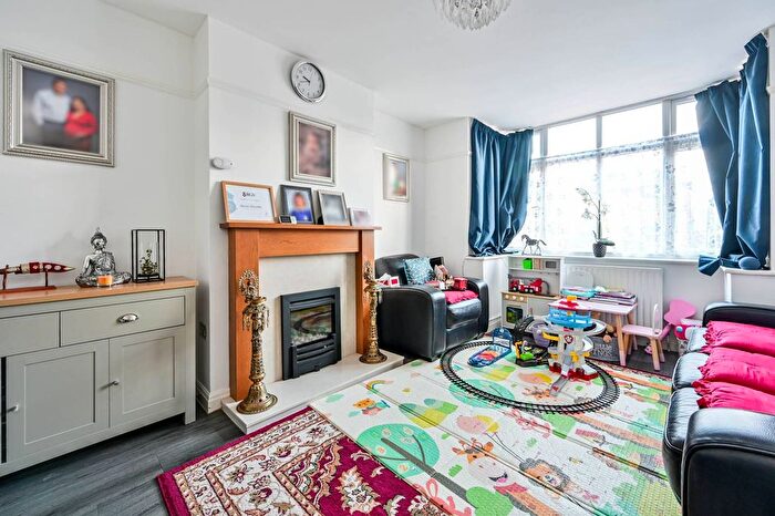 3 Bedroom Semi-Detached House For Sale In Worplesdon Road, Guildford, GU2