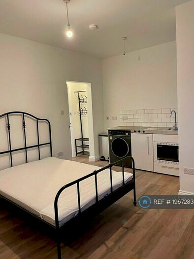 Studio To Rent In North Finchley, London, N12