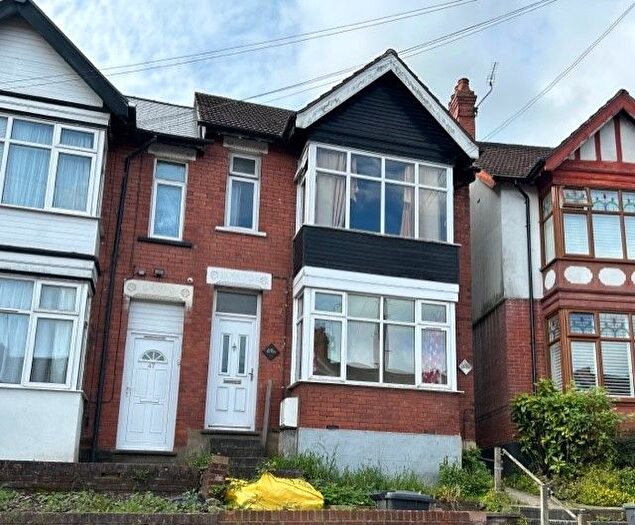 2 Bedroom Flat To Rent In Russell Rise, Luton, LU1