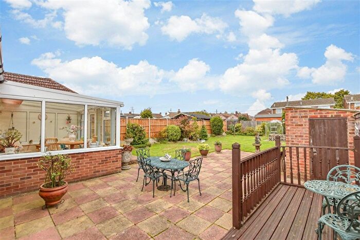 3 Bedroom Chalet For Sale In Vauxhall Crescent, Snodland, Kent, ME6