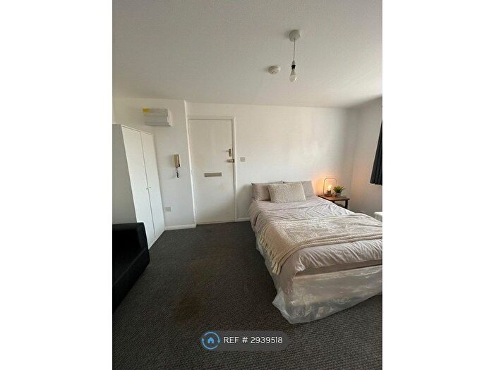 Studio To Rent In King George Avenue, Watford, WD18