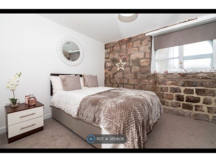2 Bedroom Flat To Rent In Rivermill Court, Kirkstall, LS5