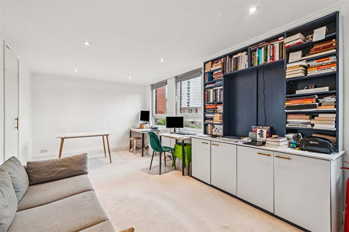 1 Bedroom Flat For Sale In Lily Close, St Pauls Court, London, W14