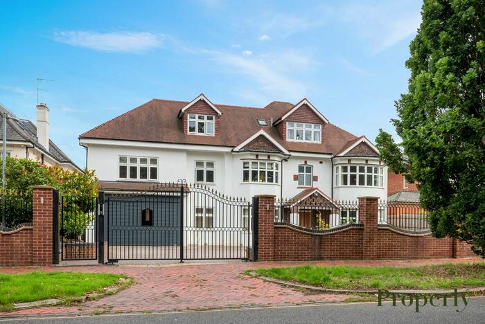 7 Bedroom Detached House To Rent In Broad Walk, London, N21
