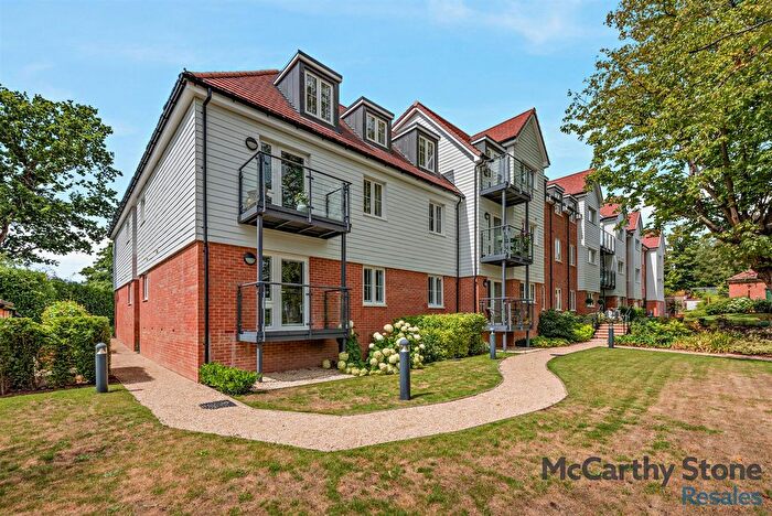 2 Bedroom Flat For Sale In Highgate Hill, Hawkhurst, TN18