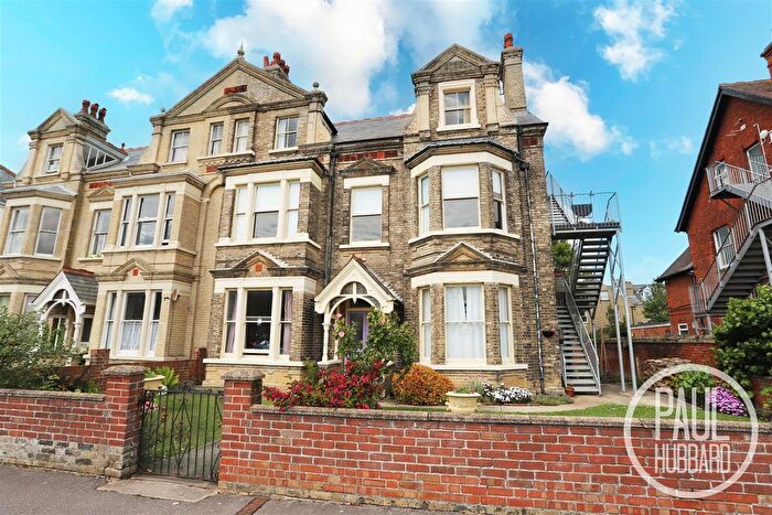 3 Bedroom Maisonette For Sale In Kirkley Cliff Road, Kirkley, NR33