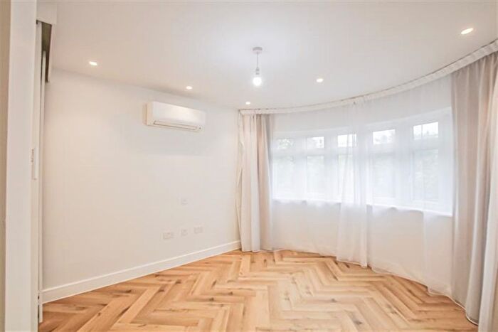 4 Bedroom Detached House For Sale In Danescroft Gardens, Hendon, NW4