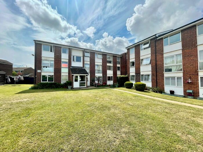 2 Bedroom Flat To Rent In Tennyson Close, Royston, SG8