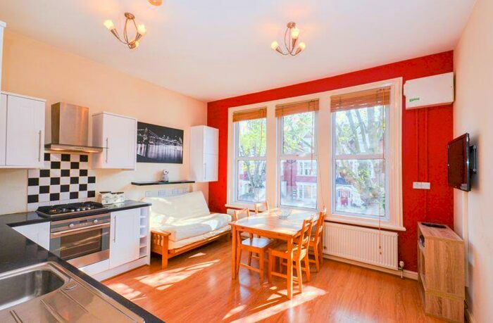 2 Bedroom Flat To Rent In Cavendish Road, London, SW12