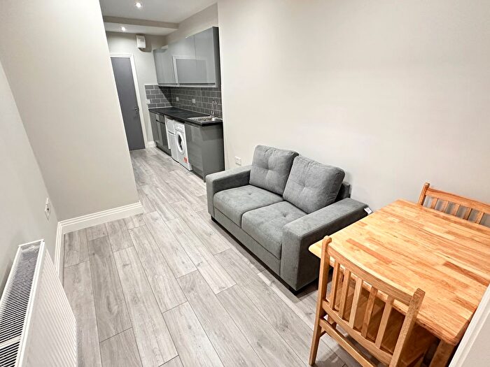 1 Bedroom Flat To Rent In Edgware Road, Cricklewood, London, NW2