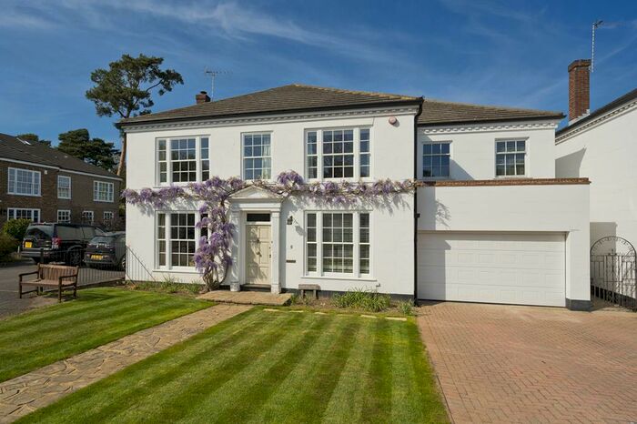 5 Bedroom Detached House To Rent In Herons Croft, Weybridge, KT13
