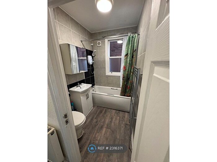 2 Bedroom Flat To Rent In Haydn Road, Nottingham, NG5