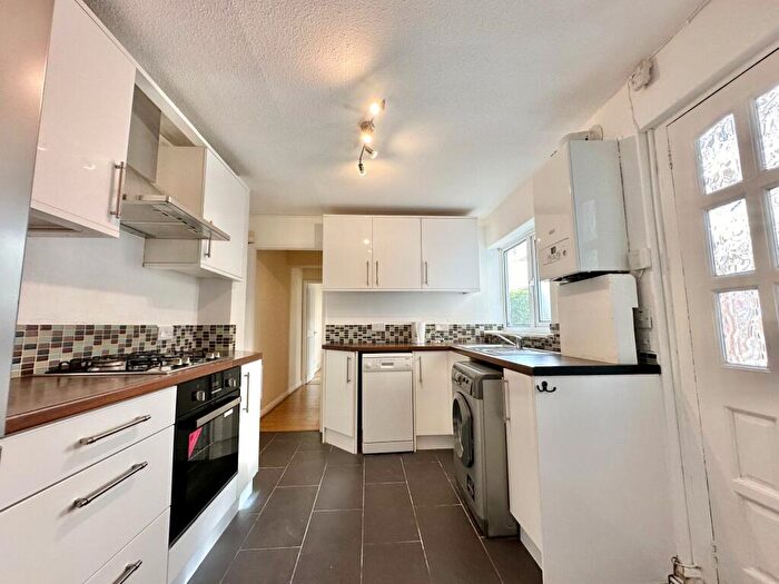 2 Bedroom Apartment To Rent In Ballards Lane, London, N12