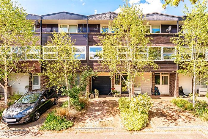 3 Bedroom Property For Sale In Blagdon Walk, Teddington, TW11