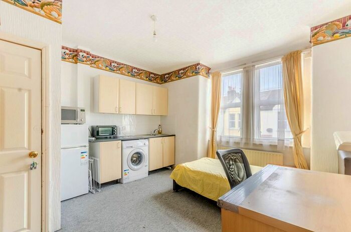 Studio To Rent In Rostella Road, Tooting, London, SW17