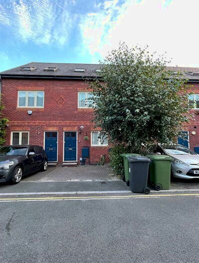 4 Bedroom House To Rent In Haven Road, Exeter, EX2