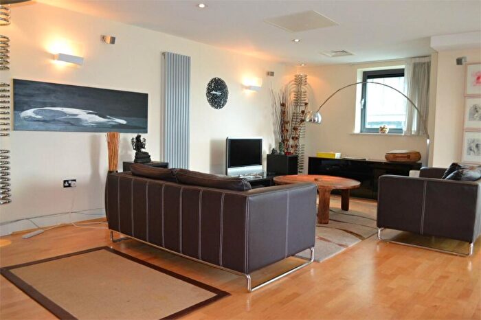 3 Bedroom Apartment To Rent In Millharbour, London, E14