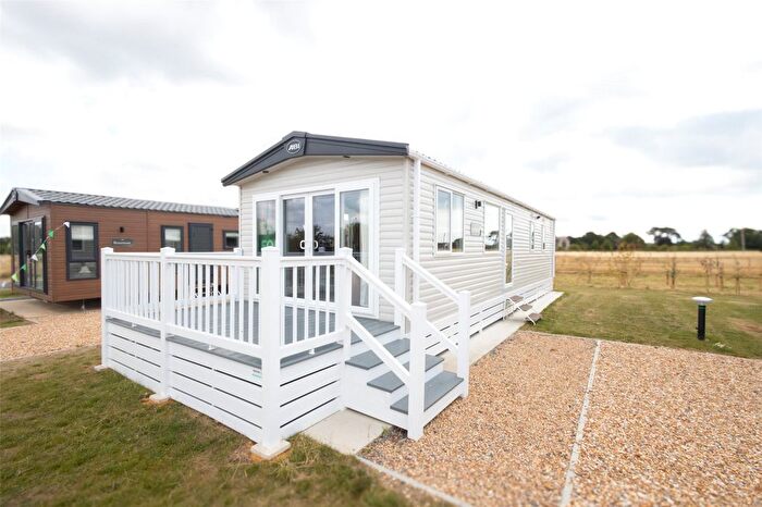 2 Bedroom Mobile/park Home For Sale In Manor Road, Hayling Island, Hampshire, PO11