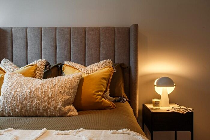 3 Bedroom Flat To Rent In Rochdale Road, Manchester, Greater Manchester, M4