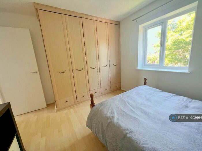 1 Bedroom Flat To Rent In Thame Road, London, SE16