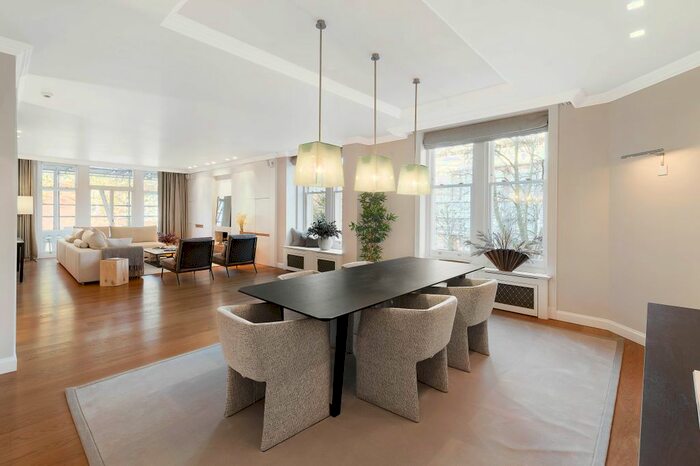 4 Bedroom Flat To Rent In Campden Hill Road, London, W8