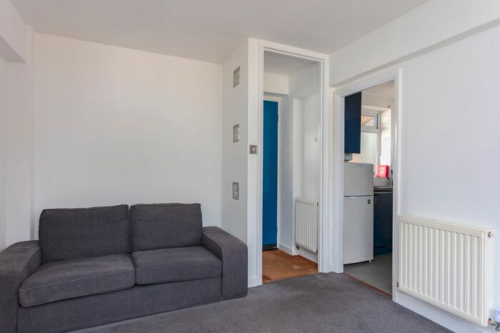 1 Bedroom Flat To Rent In Ml - Kimber Road, London, SW18