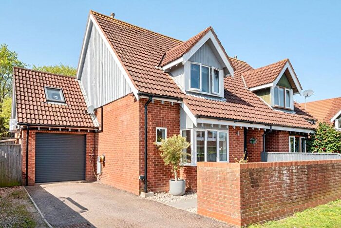 4 Bedroom Semi Detached House For Sale In Turners Farm Crescent, Hordle, SO41