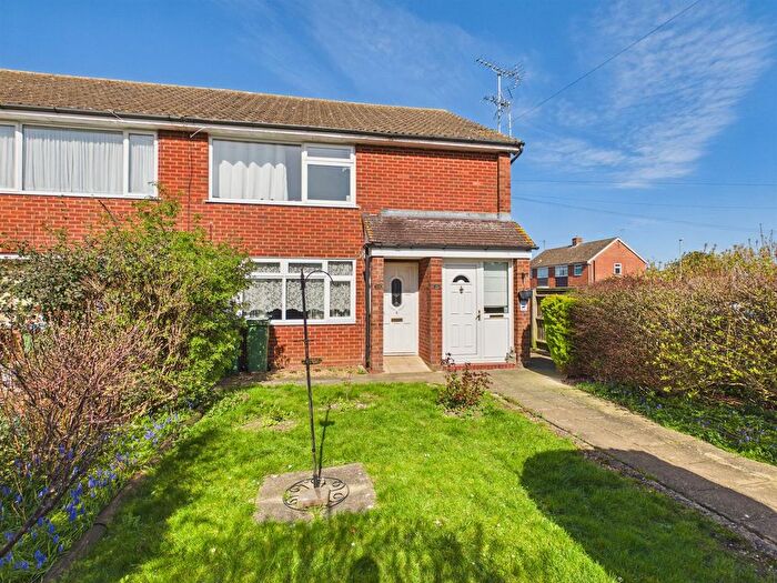 2 Bedroom Maisonette For Sale In Ingram Avenue, Bedgrove, Aylesbury, HP21