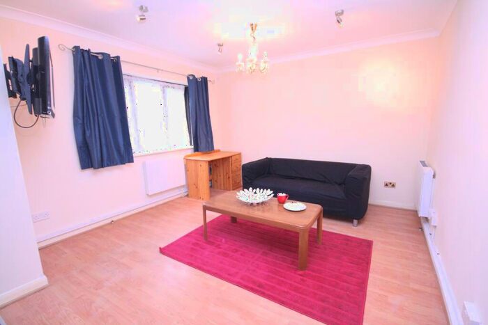 Flat To Rent In The Avenue, Northwood, HA6
