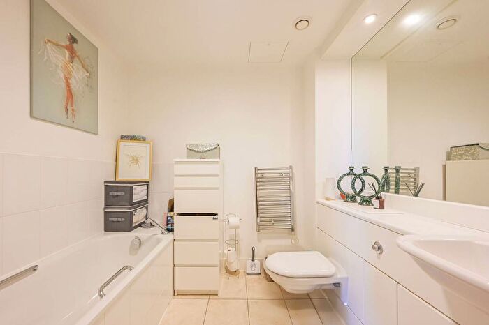 2 Bedroom Flat For Sale In Ebb Court, Docklands, London, E16