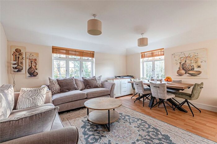 2 Bedroom Flat For Sale In Brighton Road, Addlestone, Surrey, KT15