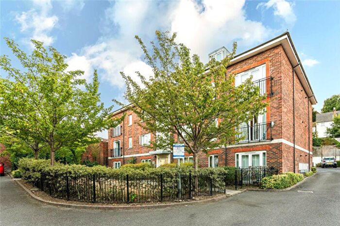 2 Bedroom Apartment For Sale In Brighton Road, Redhill, Surrey, RH1
