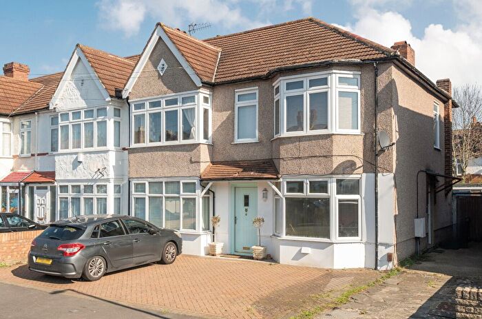 4 Bedroom Maisonette For Sale In Graham Road, Tooting Borders, CR4