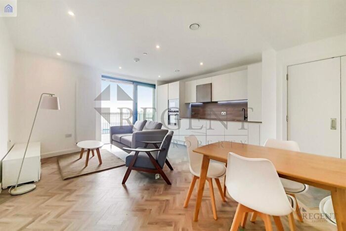 2 Bedroom Apartment To Rent In Skyline Apartments, Makers Yard, E3