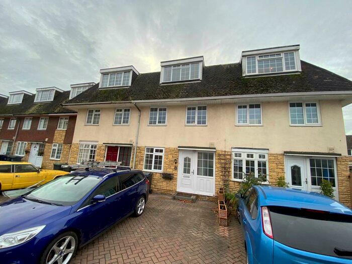 4 Bedroom Town House To Rent In Station Road, Hayling Island, PO11