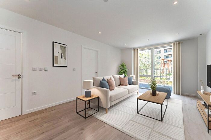 3 Bedroom Maisonette For Sale In Oxeye Way, London, N18