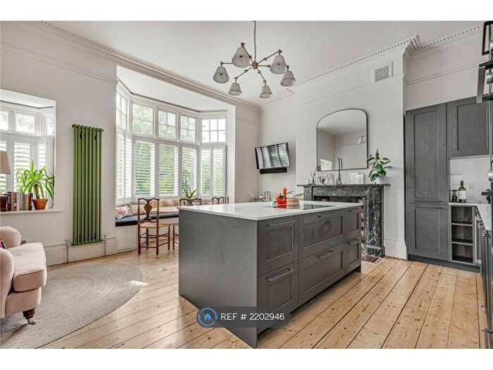 3 Bedroom Flat To Rent In Larkhall Rise, London, SW4