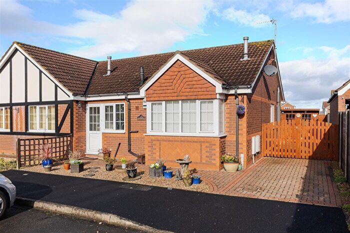 2 Bedroom Semi Detached Bungalow For Sale In Glanford Way, Scunthorpe, DN15