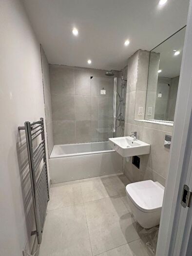 3 Bedroom Flat To Rent In Bedroom Flat, Sunny Court, Norbiton, KT2